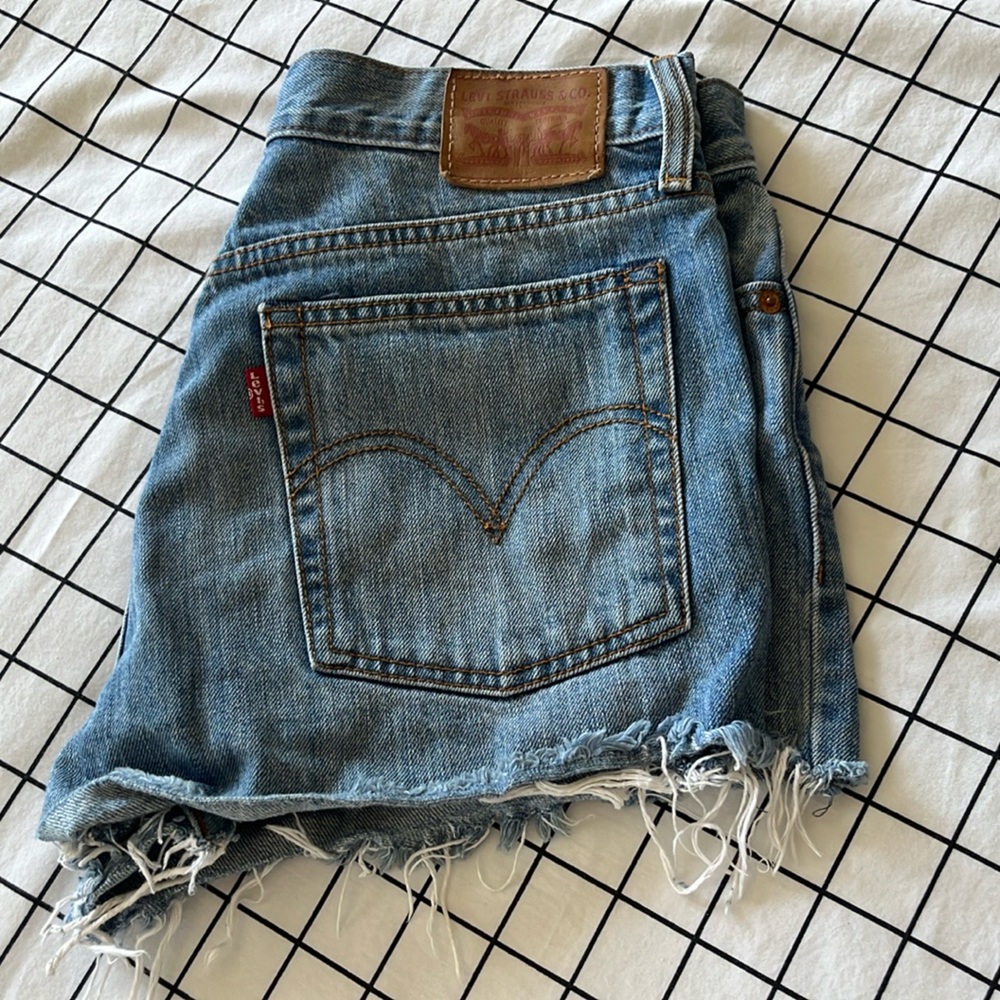 Perfect Levi’s blue Jean cut off shorts! 🌞